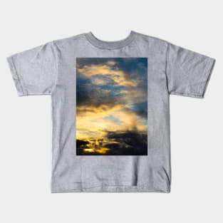 Fluffy clouds at sunset - yellow/blue Kids T-Shirt